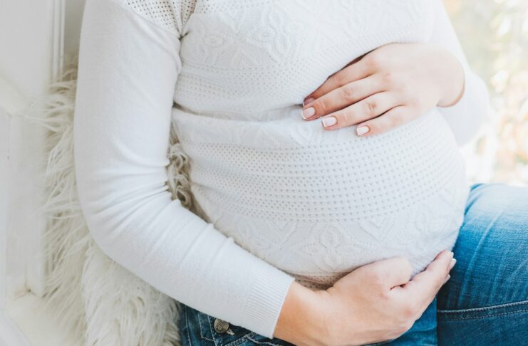 A close up of a pregnant woman.