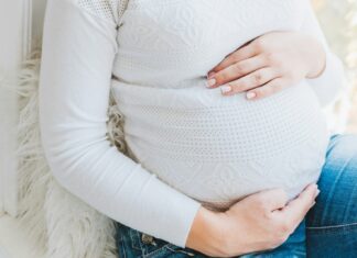 Pregnancy Discrimination Claims Rise as Workplace Decisions Face Scrutiny woman in white long sleeve shirt