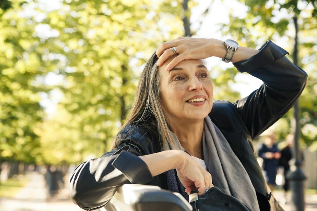 a person with the hands on the head